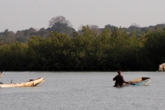 Die Frauen kommen vom Austern sammeln zurück
