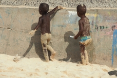 Kinder am Strand von Santa Maria