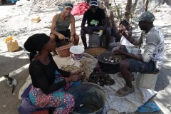 Beim Austern öffnen