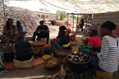 Alle helfen zusammen beim Austern öffnen