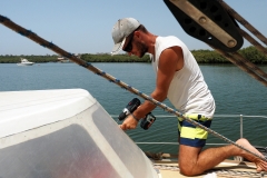 Aus Fehlern lernen - In Gambia bekommt die Sprayhood neue Scheiben, diesmal (hoffentlich) besser eingebaut