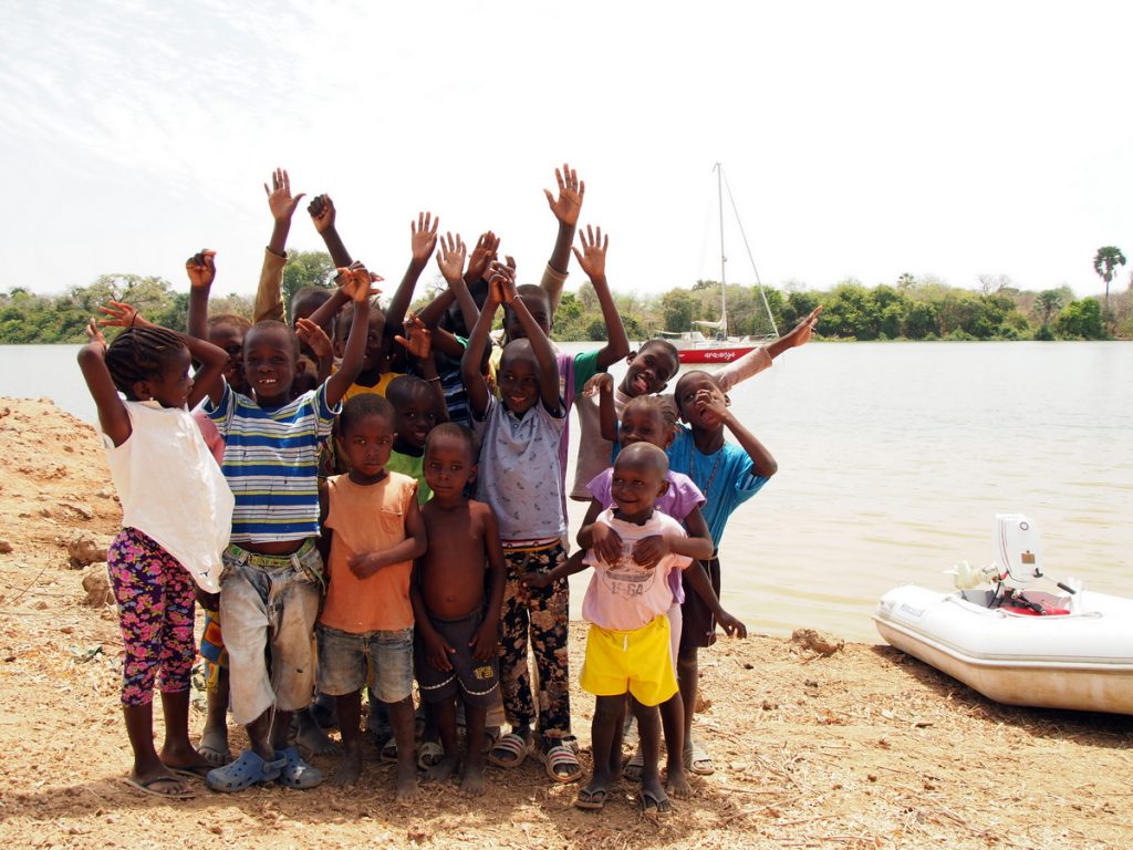 Kids und aracanga in Gambia