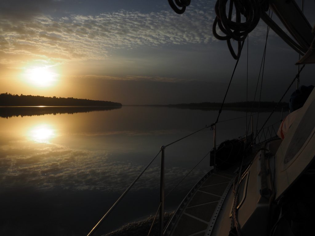 Gambia Erfahrungen - Die aracanga auf dem Fluss bei Sonnenaufgang
