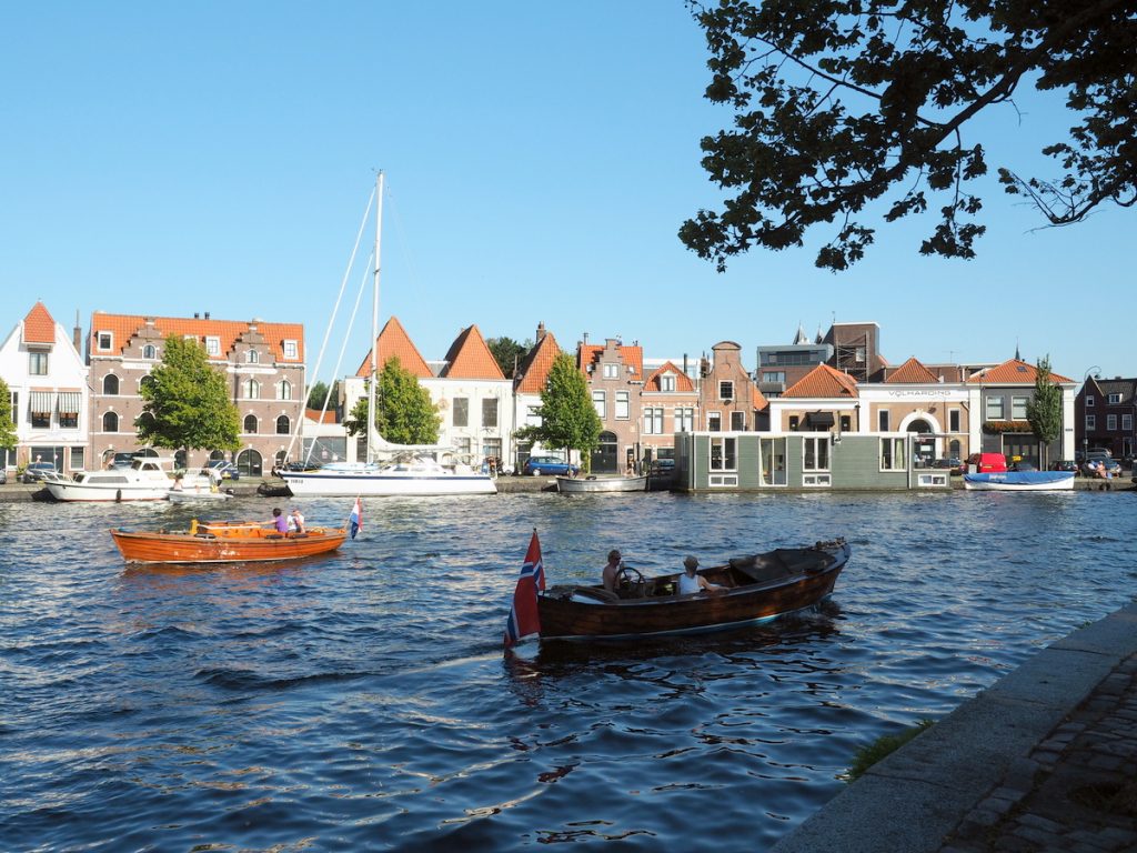 Klassische Boote und die Ivalu in Haarlem an der Staande Mastroute