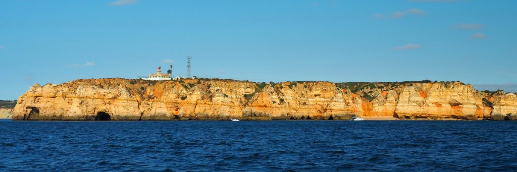 Die Steilküste in der Algarve im Süden von Portugal