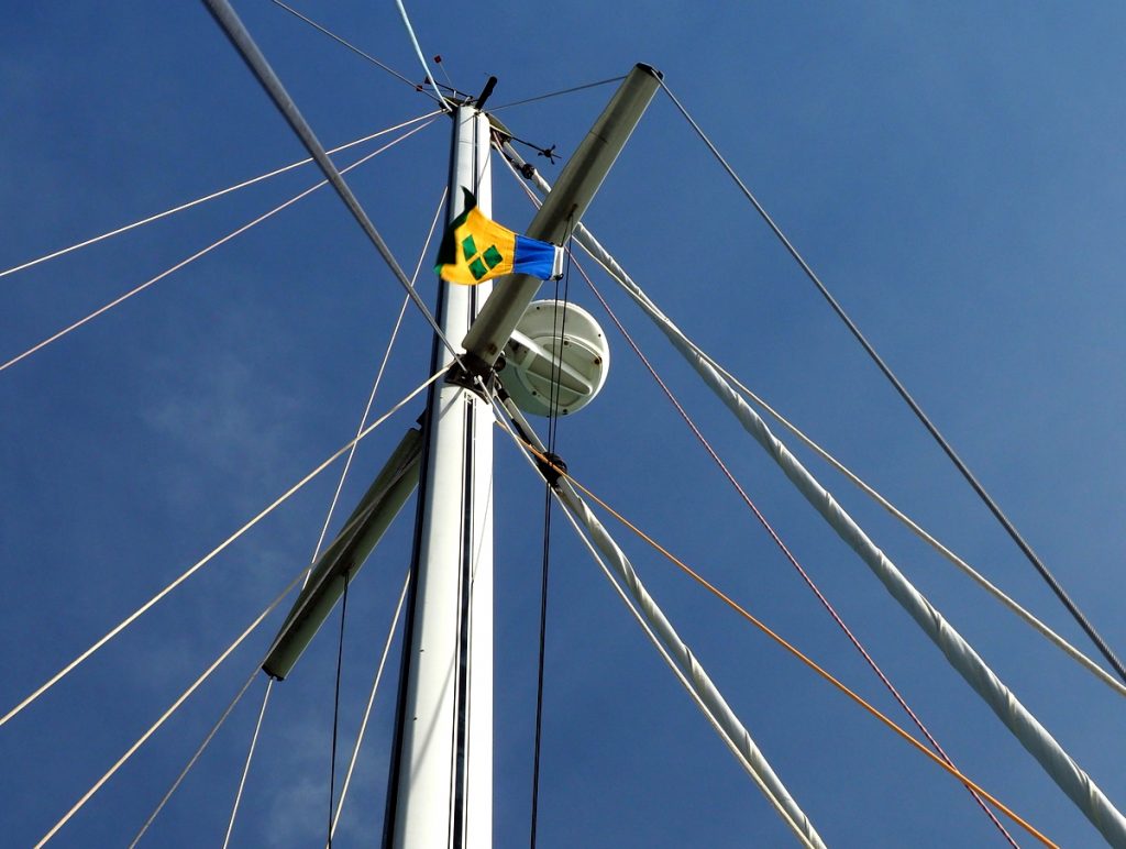 Angekommen auf Union Island, SVG. Die Gastlandflagge weht im Wind