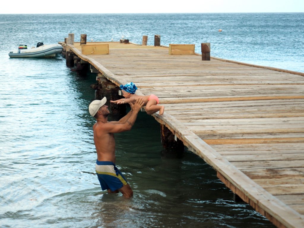 Kira springt ins Wasser, Saline Bay, Mayreau