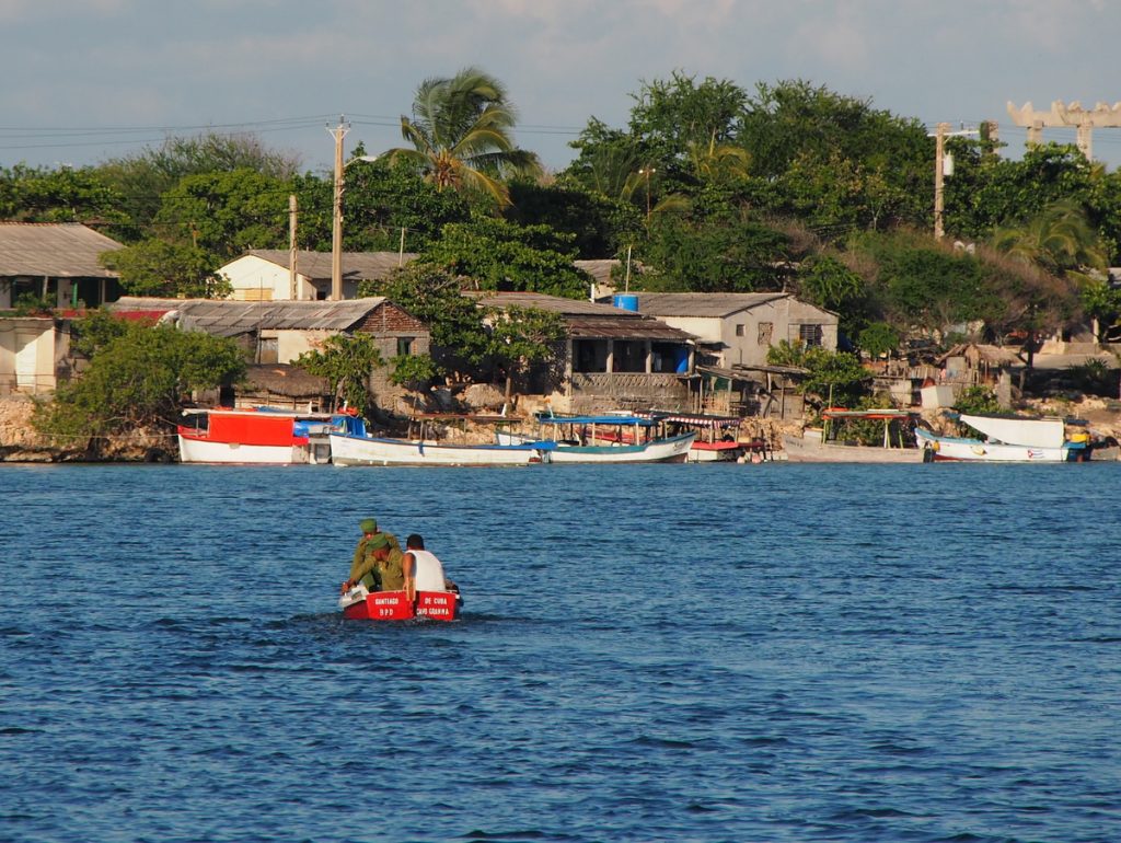 Boot mit Soldaten in Cabo Cruz