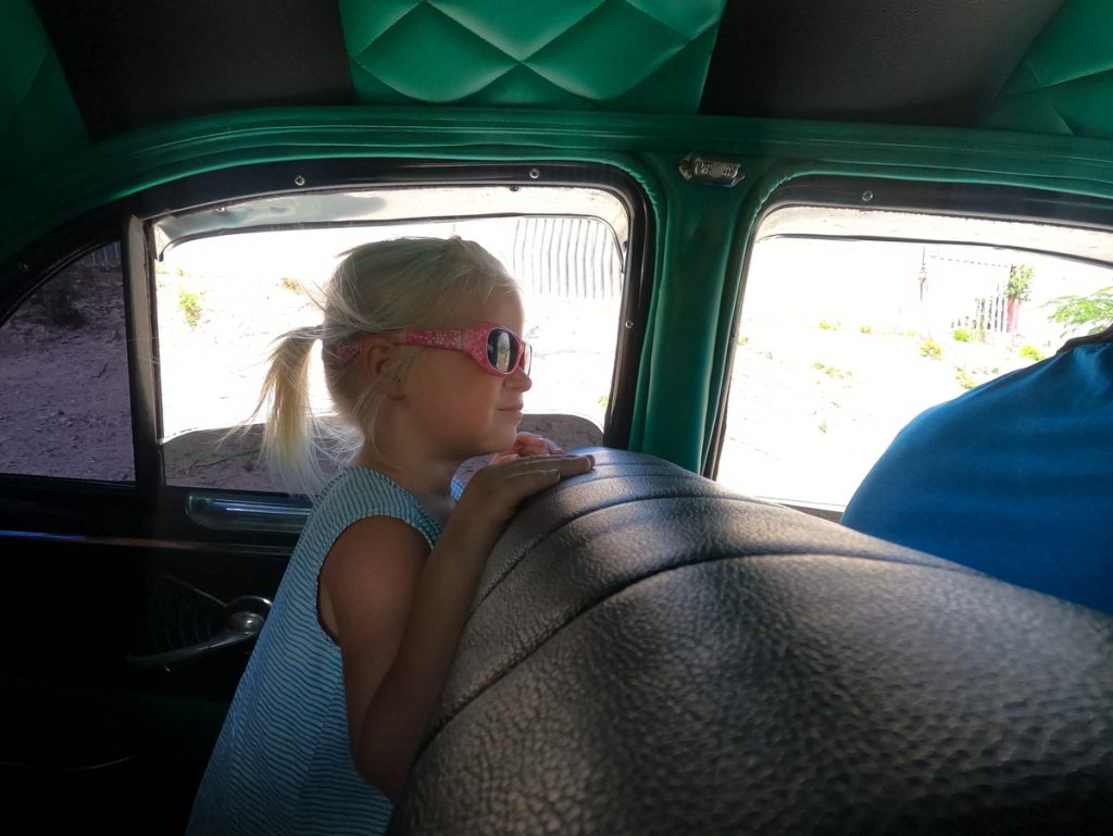 Kira im Chevy Taxi Santiago de Cuba