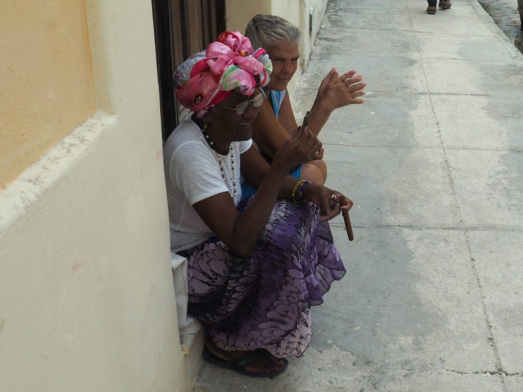 Zwei Cubanerinnen in Havanna