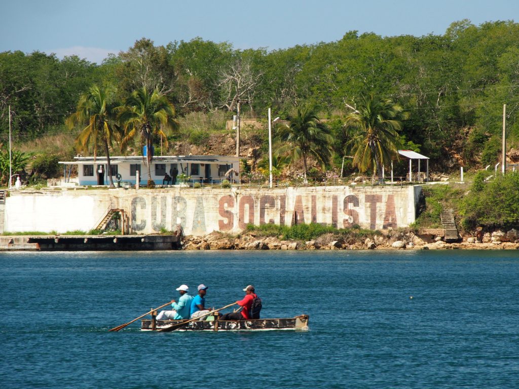 Cuba Socialista steht auf einer Mauer. 