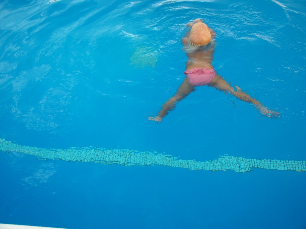 Kira beim Schwimmen, Nanajuana, Rio Dulce