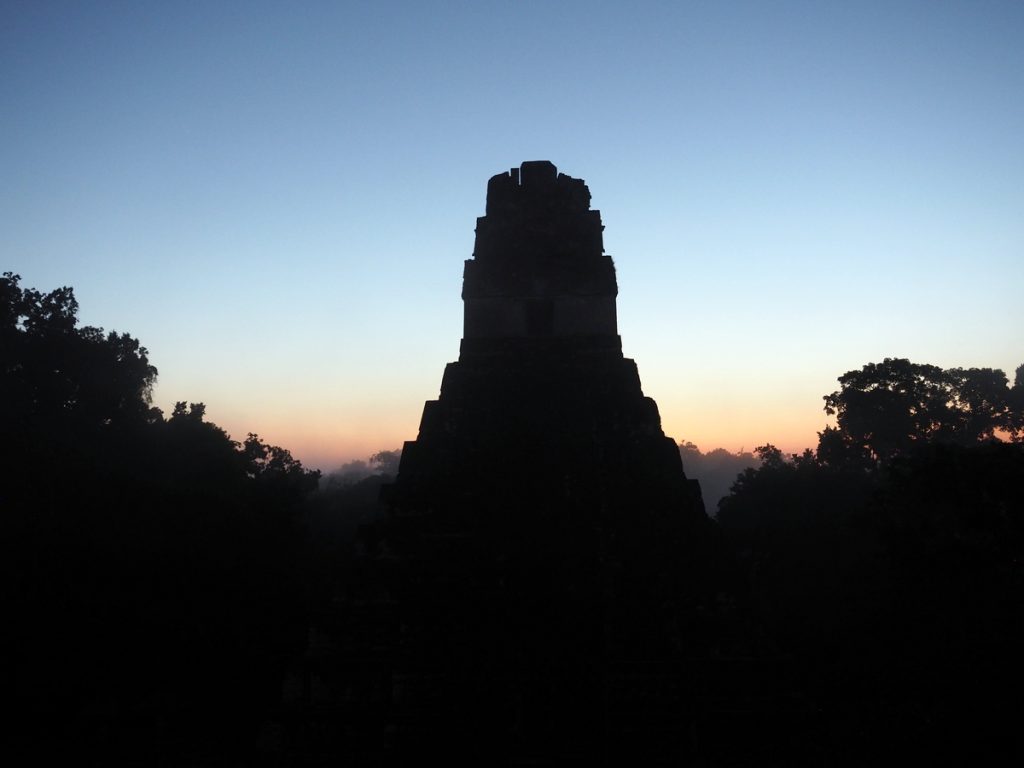 Stufenpyramide in Tikal im Morgenlicht