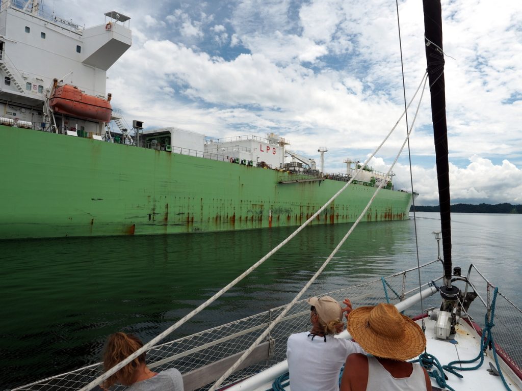 Wir werden überholt im Panamakanal