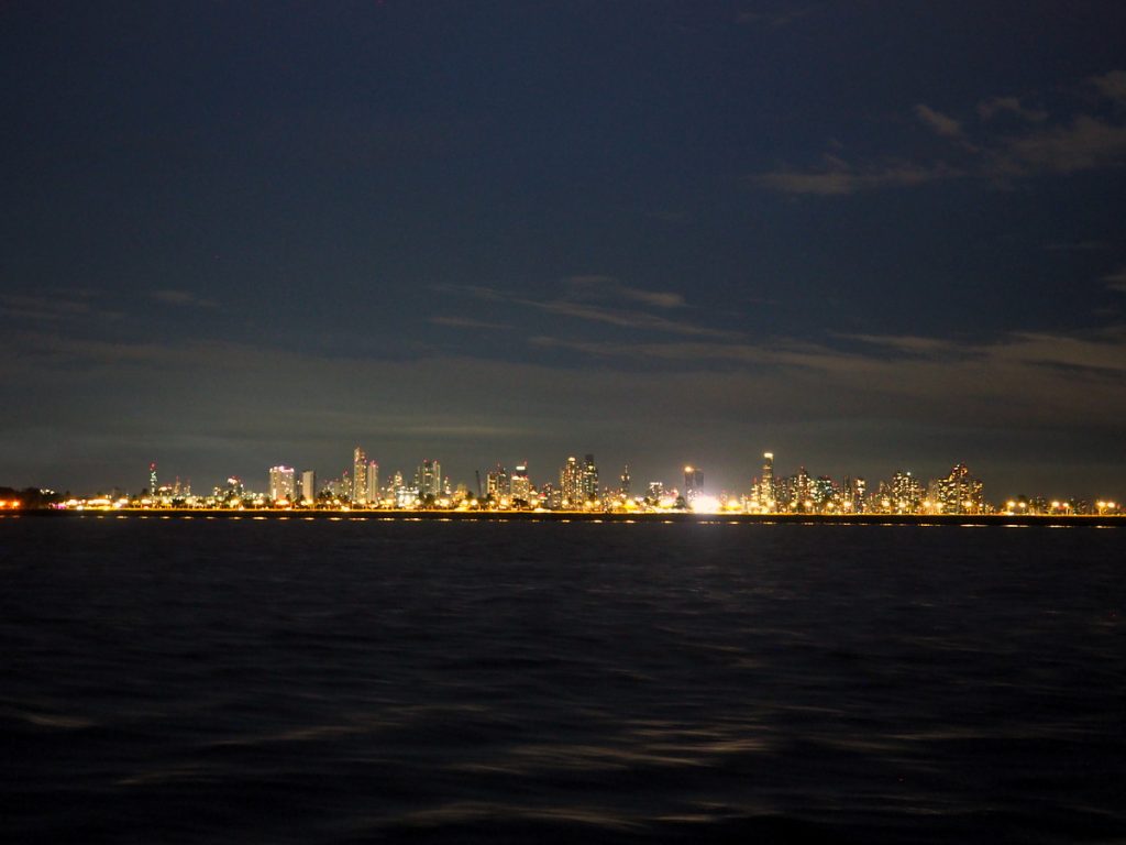 Die Skyline von Panama City bei Nacht