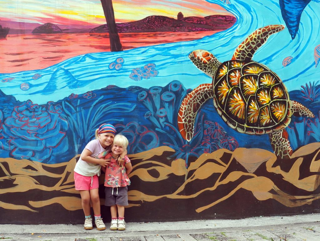 Kira und Naia vor bemalter Wand in Panama City