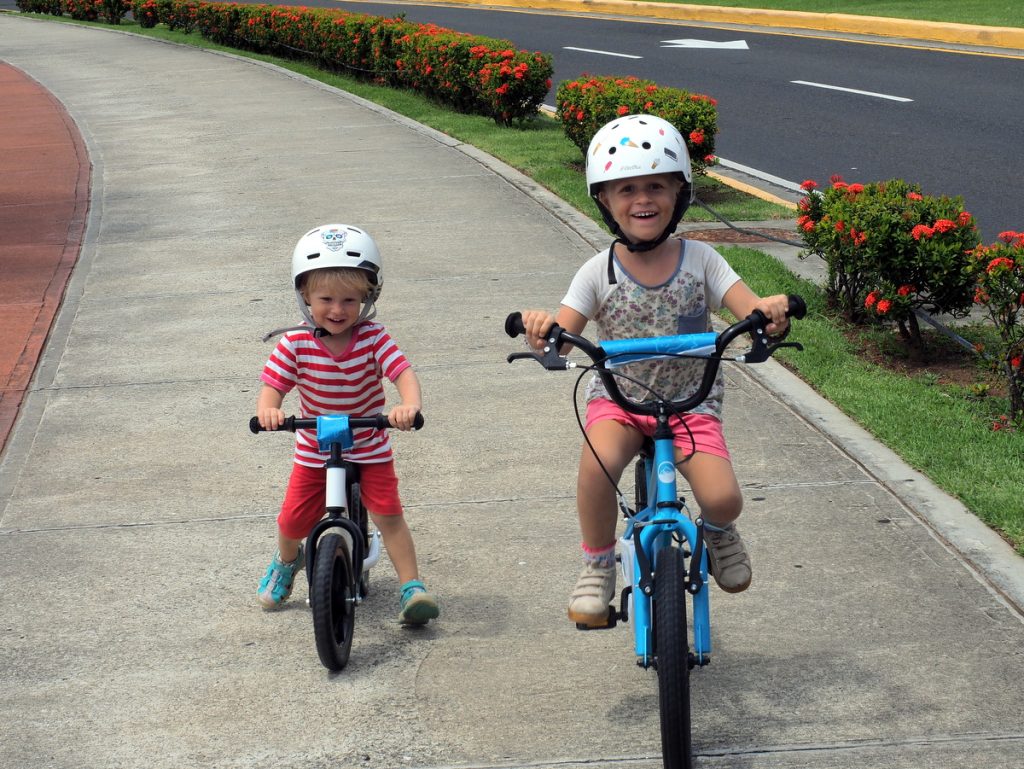 Naia und Kira beim Fahrrad fahren in Panama City