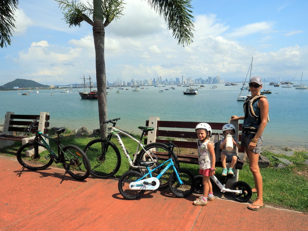 Die Crew der ARACANGA vor der Skyline von Panama City