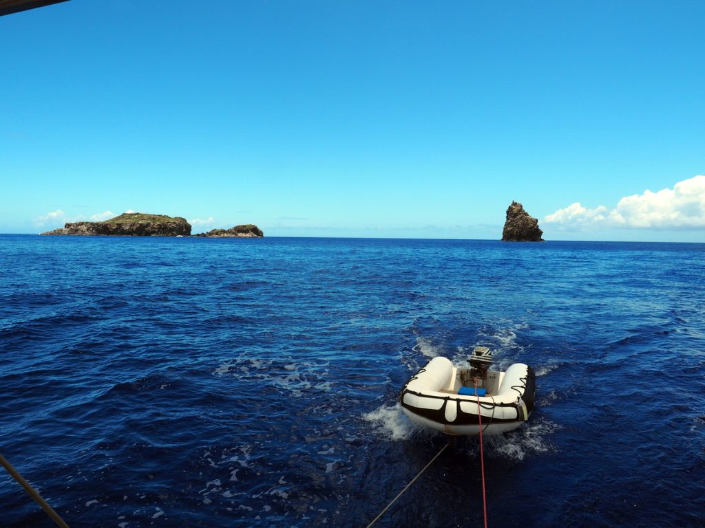 Mit dem Dinhy im Schlepp fahren wir um die Insel zu Motu Iti und Motu Nui