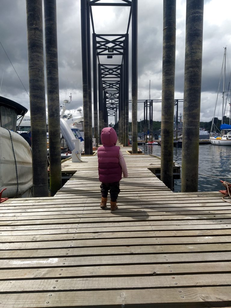 Naia auf dem Steg in Puerto Montt