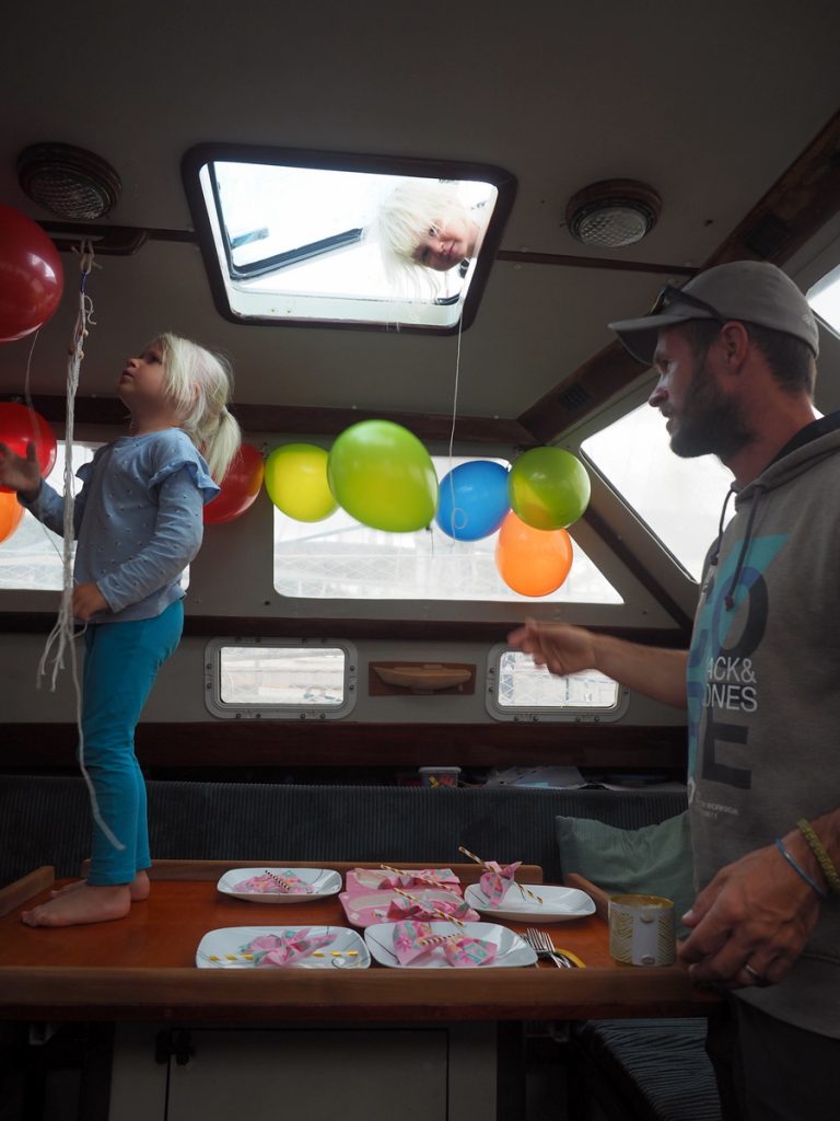 Kira schmückt das Boot mit Luftballonen