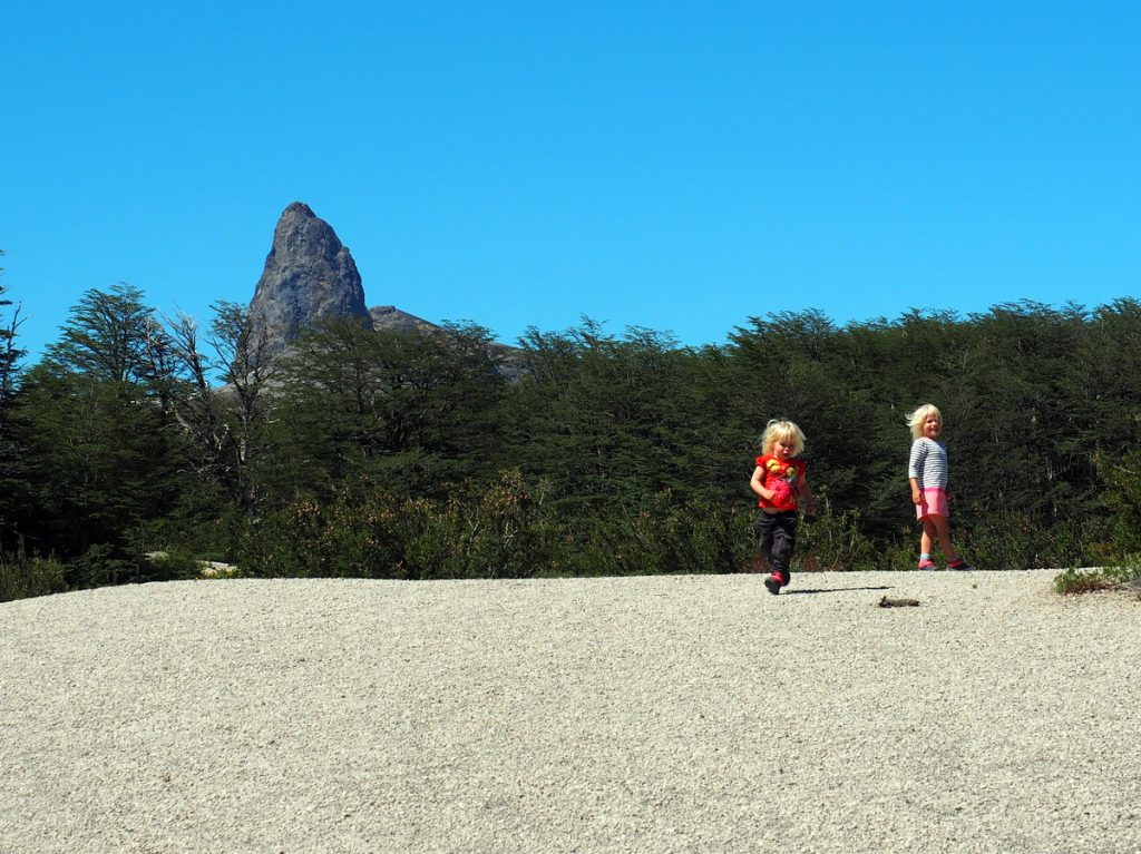 Kira und Naia an der Grenze zwischen Chile und Argentinien