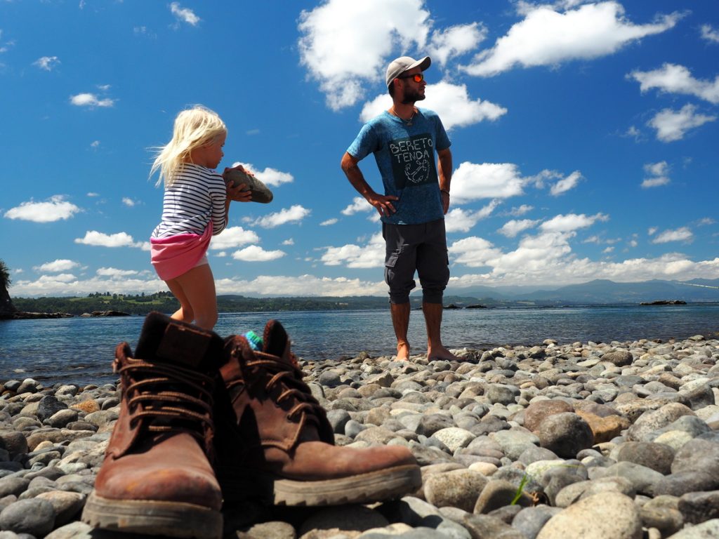 Kira und Martin an einem See im Landesinneren Patagoniens