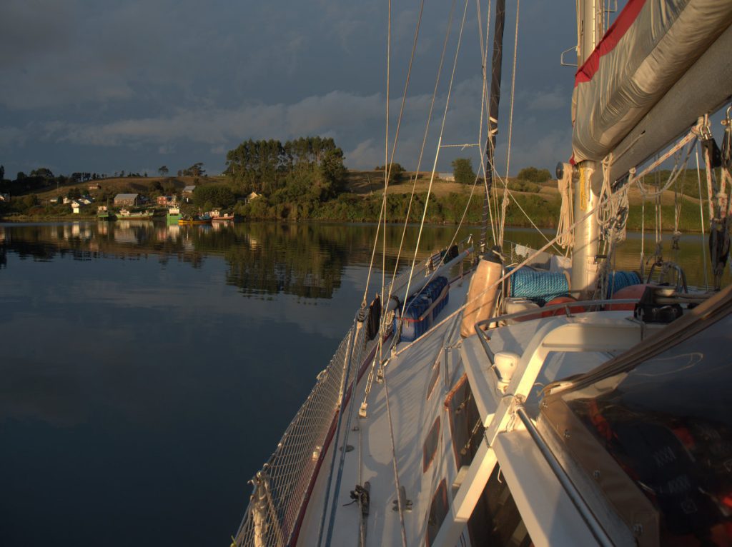 Am Anker in der Lagune der Insel Quehui bei Chiloe