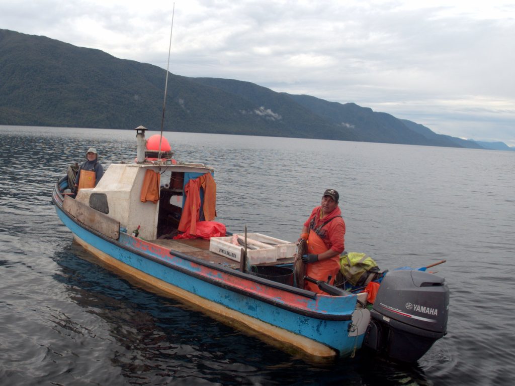 Zwei Fischer auf ihrem Boot