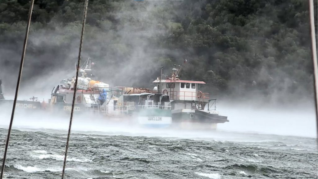 EIne heftige Böe mit fliegendem Wasser