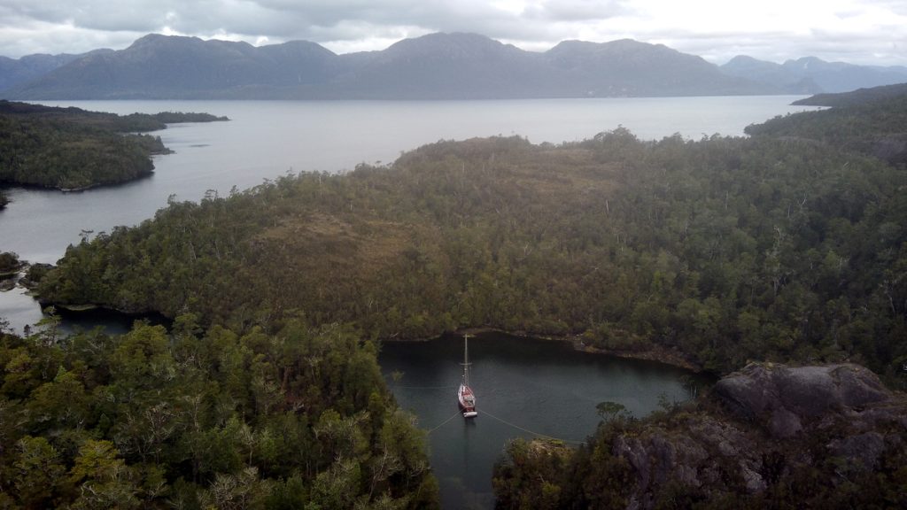 Die ARACANGA vor Anker. Im Hintergrund der Kanal Messier
