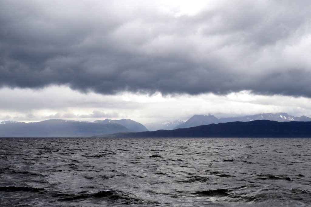 Schwere Wolken in den Bergen um die Magellanstraße